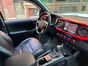 Toyota Tacoma Pickup 2023, phares LED blancs, pneus R20, transmission automatique, sièges en cuir, 5 places, moteur à essence - Product Image 4