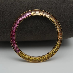 ขอบนาฬิกาทำมือสุดหรู ขนาด 40 มม. ทำจากสแตนเลสสตีล ประดับด้วยอัญมณีสีดำ สีขาว และสีเขียวมรกต พร้อมเพชรทรงบาแกตต์ใส วัสดุคุณภาพสูง - Product Image 5