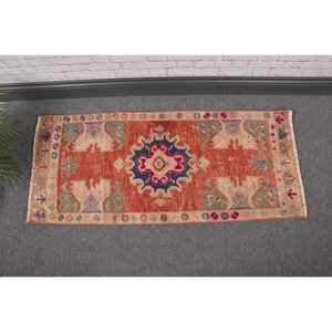 Tapis turc vintage, petit tapis de 1,6x3,6 pieds, tapis aux motifs de plantes et d'arbres orange et bleus - Product Image 2