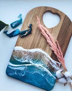 Planche à découper en résine et en bois accrocheuse avec beauté naturelle et sécurité alimentaire idéale pour les chefs à domicile et les stylistes de cuisine - Product Image 1