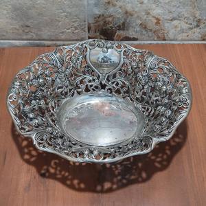 Tazón Decorativo con Diseño Floral Calado, Vajilla Decorativa para Fiestas, Comidas Festivas y Celebraciones, de la India - Product Image 1