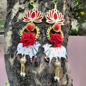 Nouveauté : Décoration murale artisanale Pichwai avec motif de vache, lotus et rose, ornée de pompons, pour la maison, les décorations Haldi et Mehendi - Product Image 4