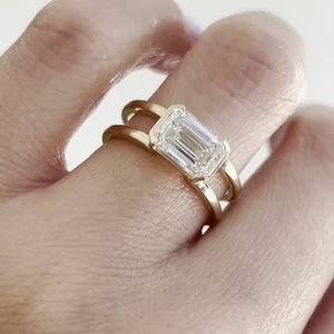 Bague de fiançailles en émeraude certifiée IGI 3,00 carats, diamant, monture demi-cerclée est-ouest, tige fendue, clarté VVVS, couleur DEF, magnifique pour mariage - Product Image 3