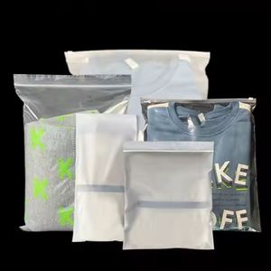 Bolsa de pie de plástico con cierre de cremallera mate resellable con impresión de embalaje personalizado de alta calidad con ventana - Product Image 3