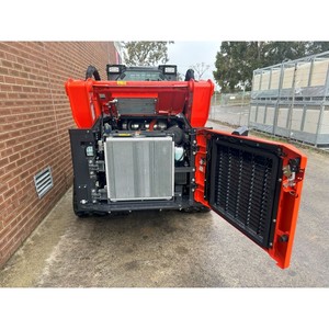 Compartiment moteur de chargeuse compacte, panneau d'accès ouvert rouge, unité de puissance diesel - Product Image 1