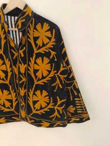 Veste Suzani en velours noir brodée à la main, motif floral moutarde, style folklorique bohème, faite à la main, ethnique, courte, vêtement d'extérieur tendance - Product Image 2