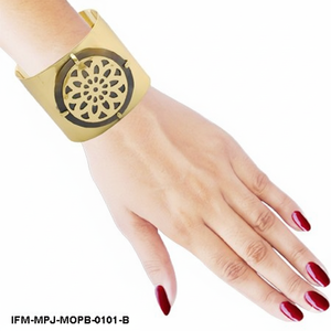 Brazalete Artesanal de Latón con Mandala, Incrustaciones de Nácar Oscuro y Filigrana Floral, Brazalete Elegante, Regalo para Ella - Product Image 6