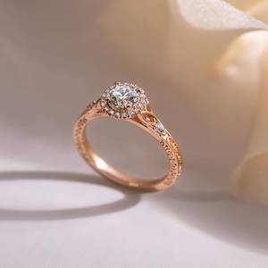 Anillo de Compromiso con Diamante Cultivado en Laboratorio de 1.20ct, Corte Redondo, Diseño Halo Catedral en Oro Rosa, Certificado IGI, Claridad VVSVS - Product Image 5