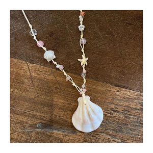 Collier en coquillage bohème avec coquillages naturels blancs et bruns idéal pour les tenues décontractées événements d'été faits à la main et de provenance éthique - Product Image 4