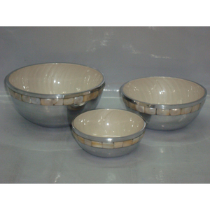 Bol de service Swan Lake donnez à vos spéciaux une raison de se sentir spéciaux en les ravissant avec ce superbe bol de service - Product Image 2