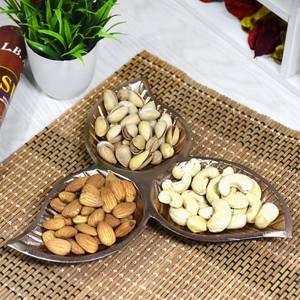 Plateau décoratif en aluminium à motif traditionnel en bronze Le plateau est de couleur bronze et présente un design traditionnel - Product Image 1