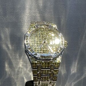 นาฬิกาข้อมือหรูหราสำหรับทุกเพศ ดีไซน์ธุรกิจ พร้อมฟังก์ชันวันที่อัตโนมัติ ประดับเพชรไร้สีที่เพาะเลี้ยงในห้องปฏิบัติการ ตัวเรือนสแตนเลสสตีลเคลือบสีทองขาว กระจกใหม่ คุณภาพเยี่ยม - Product Image 6