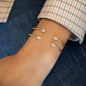 กำไลข้อมือเพชรมอยส์ซอไนท์ชุบทองสีเหลืองแบบเปิด - Product Image 5