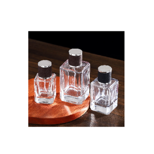 Flacon de parfum rond en verre élégant, conçu pour l'emballage et le stockage de parfums de luxe, disponible en tailles 30 ml, 50 ml et 100 ml. - Product Image 4