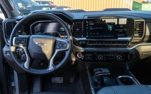 Chevrolet Silverado K1500 LT Trail Boss 4WD 2024 Usado en Perfecto Estado, Volante a la Derecha/Izquierda - Product Image 2