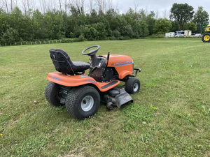 Tractor Cortacésped Husqvarna YTH150 Usado, Económico y Asequible, en Venta, Proveedor de Cortacéspedes para Jardín, Envío Inmediato - Product Image 2