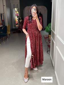 Fancy Rayon Bandhani Print Design Ladies Nair a Cut Kurtis Colección de ropa india y pakistaní para mujeres - Product Image 3