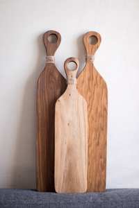 เขียงไม้มะม่วงมีสไตล์พร้อมถาดไม้สองรูสำหรับเสิร์ฟชีสและอาหารเรียกน้ำย่อย - Product Image 5