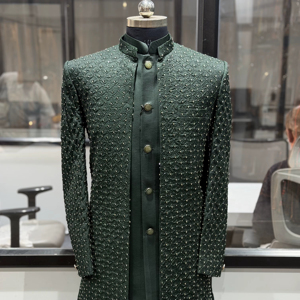 Sherwani de Lujo Color Granate para Boda, con Bordado a Mano y Relieve, Estilo Indo-Occidental, Traje de Novio, Conjunto Étnico de Diseñador, Chaqueta Kurta - Product Image 1