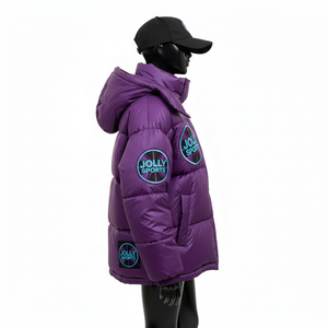 Chaqueta Acolchada con Capucha para Mujer, Tela de Poliéster Premium, Paneles Acolchados Múltiples, Color Morado, Logotipo Personalizado con Parche, Chaqueta Acolchada para Mujer - Product Image 3