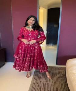 Fusion de mode: Style pakistanais Salwar Kameez - Fusion de styles traditionnels et modernes, créant une mode chic et élégante - Product Image 3