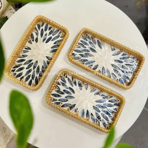 Plateau en rotin incrusté de nacre, artisanat en rotin et coquillages pour la salle à manger, Vietnam par 99 Gold Data - Mme Violet - Product Image 1