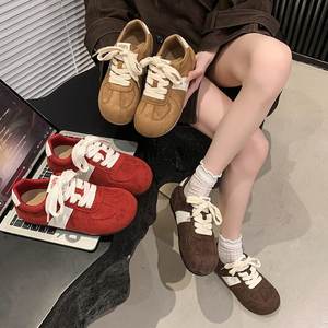 Collection Automne 2025 : Baskets basses pour femme, style marche, en caoutchouc, à lacets, hauteur supérieure inférieure à 10 cm - Product Image 1