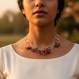 Collier statement bohème tendance en perles argentées, pierres précieuses rouges et vertes, or et cuivre, avec motif religieux et perle, cadeau - Product Image 2