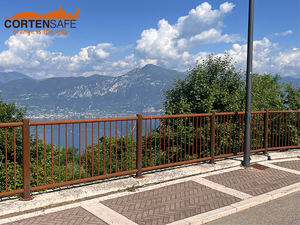 Falcade HO2 Corten Clôture en acier pour jardins et parcs Interaxis 2000 mm de hauteur 1100 mm Plaque de base soudée Th. 8 mm Diamètre 200 mm - Product Image 4