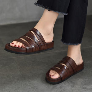 Pantuflas de Cuero para Hombre y Mujer, Sandalias Suaves y Cómodas para Interiores y Exteriores, Zapatos de Casa con Suela Antideslizante - Product Image 1