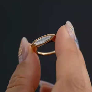 แหวนหมั้นเพชรโมอิสสีเหลืองทอง14K แบบดั้งเดิมสำหรับงานแต่งงาน VVS Moissanite - Product Image 4