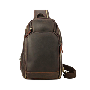 Mochila de cuero artesanal con costuras finas y herrajes de latón pulido - Product Image 1