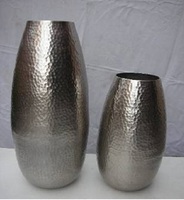 Vase à fleurs décoratif moderne de la collection IQBAL, fabriqué en aluminium moulé avec finition argentée, pour la décoration de table à la maison ou pour un mariage, taille M