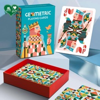 Cartes à Jouer en Plastique Personnalisées avec Logo Géométrique Imprimé 63x88mm Revêtement Unique des Deux Côtés 54 Cartes par Jeu Emballées sous Film Rétractable