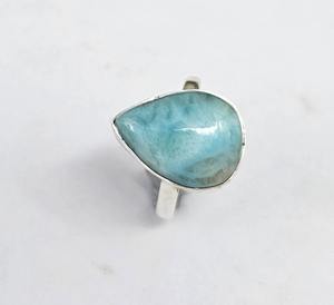 Anillo de Plata de Ley con Larimar Sintético, Corte Pera Romántico, Engaste en Bisel - Product Image 1