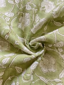 Tela de Algodón Estampada a Mano con Diseño de Enredadera Floral en Verde Oliva - Product Image 3