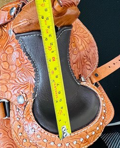 Venta al por mayor de calidad superior caballo occidental barril silla con tallado a mano y asiento suave de gamuza para montar a caballo a precio asequible - Product Image 2