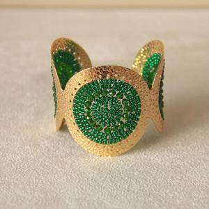 Brazaletes de latón hechos a medida de la India incrustados con cuentas de vidrio de colores para joyería de moda HFCRAFT - Product Image 2