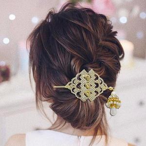 Broche de pelo chapado en oro con piedra de perlas Apurva 1502703 coronas elegantes y coronas y tiaras - Product Image 1