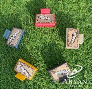 Mini pinces à griffes en cuir usiné fait à la main à la mode et uniques accessoires de cheveux en cuir véritable gravés personnalisés pour les femmes - Product Image 1