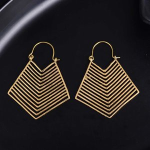 Boucles d'oreilles bohèmes en laiton Design Triangle Vintage avec Inspiration Tribale Choix de bijoux à la mode - Product Image 2