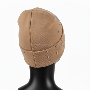 หมวกบีนนี่ผู้หญิง ผ้าถักนุ่ม 280GSM สีเบจ ปักลายและติดผ้าเดนิม โลโก้แบบกำหนดเอง หมวกบีนนี่ลายแจ็คการ์ดประดับหมุดโลหะ - Product Image 5