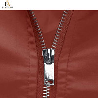 Veste bomber décontractée pour homme, style streetwear moderne, col montant, logo sur le devant, design personnalisé, tissu confortable, mode hiver.