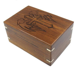 Urnes en bois pour cendres humaines adulte mâle femme croix avec ailes d'ange urnes gravées pour cendres fabriquées à la main funérailles en palissandre - Product Image 1