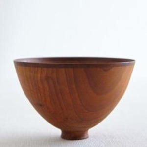 Cuenco de madera hecho a mano con diseño atemporal para uso en casas de campo rústicas o cocinas de cabaña - Product Image 3