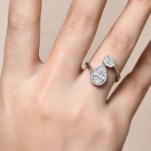 Anillo de Compromiso o Aniversario SPARKVISTA de Aleación con Zirconia Cúbica de Corte Ovalado en Forma de Pera, Estilo Clásico con Detalles de Halo - Product Image 4