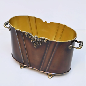 Elegante maceta de latón dorado en soporte, maceta de metal dorado, contenedor decorativo de flores de latón a precio mayorista. - Product Image 2