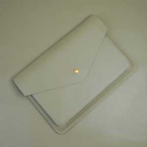 Housses de protection sophistiquées en cuir pour ordinateur portable avec finition élégante, résistance aux rayures, ajustement sûr et design de luxe - Product Image 3