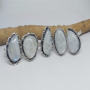 Venta al por mayor de colgantes de piedra lunar arcoíris blanco natural artesanías de piedra semipreciosa con plata galvanizada a granel - Product Image 2