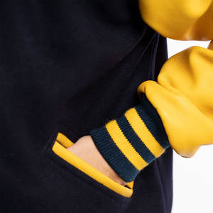 Veste universitaire personnalisée à manches jaunes et noires pour femmes, avec écusson OEM pour le corps court, veste de baseball Lettermen, veste pour femmes - Product Image 5